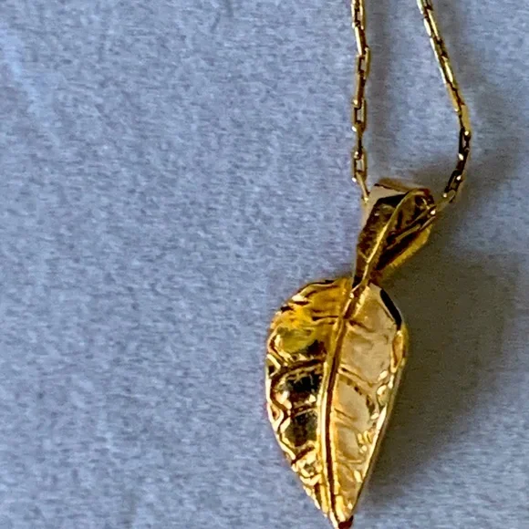 10k gold LEAF pendant necklace - Picture 4 of 5